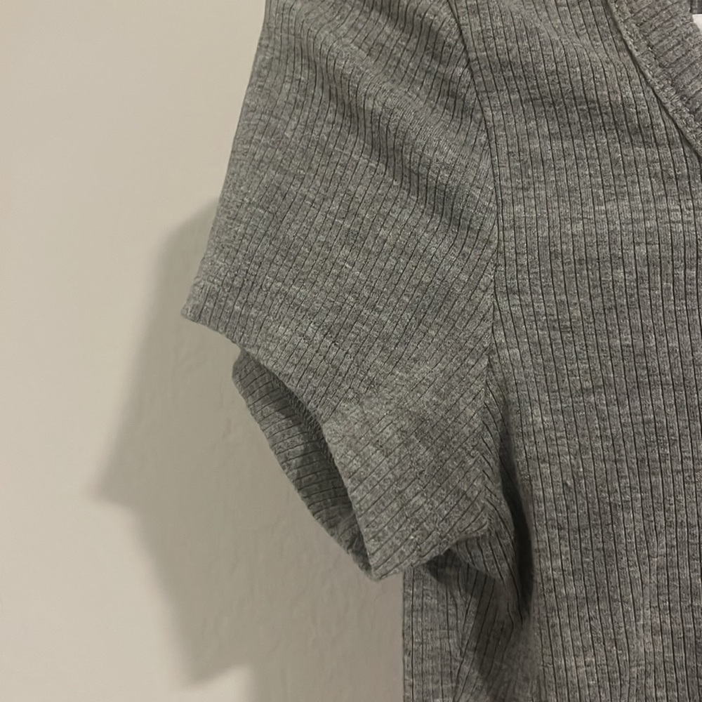 Basic Grey Cropped Tee - Picture 2 of 4